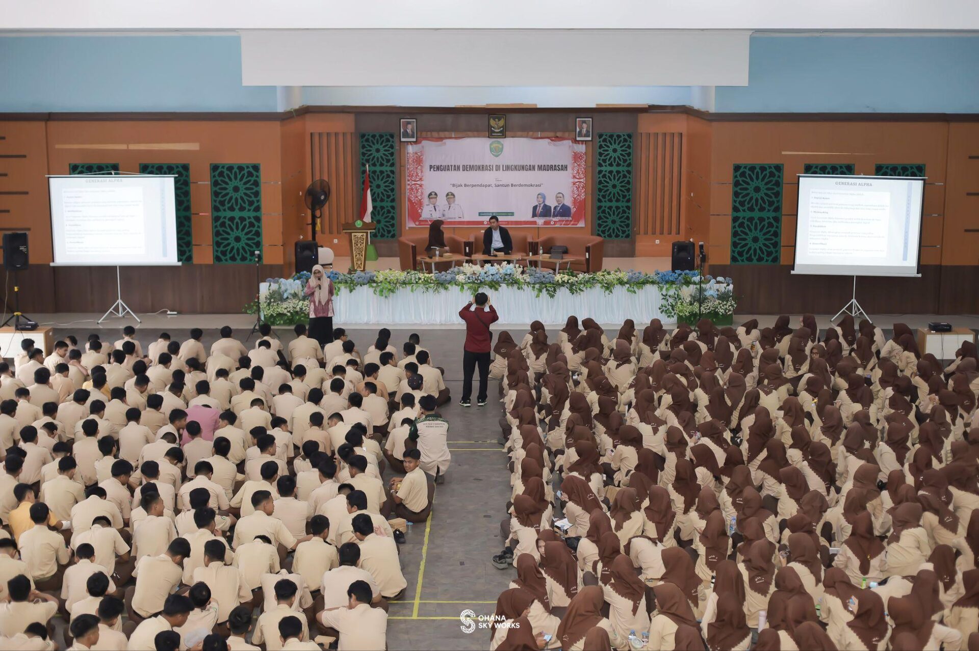 Suasana kegiatan Pendidikan Politik dan Penguatan Demokrasi di Lingkungan Madrasah dengan peserta menghadap panggung utama